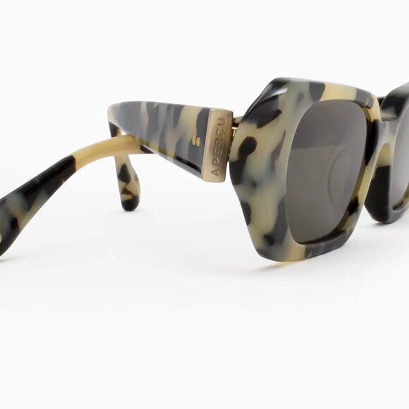 BNWT Aperçu Oumayma Nougat Tortoise Shell Sunglasses with Palm Clip Accessory - Picture 8 of 8